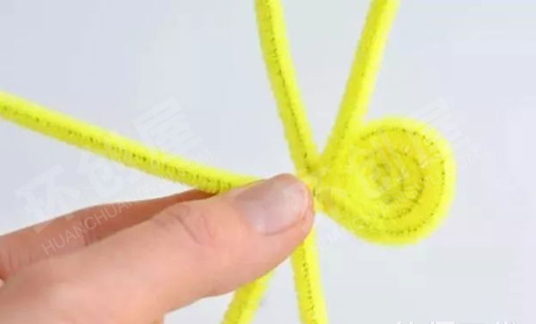 幼儿园美工区毛根编扎水仙花环创图片