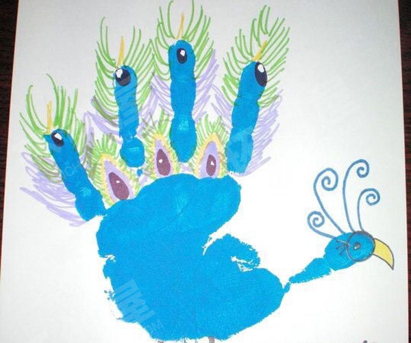 幼儿园美工区手印变变变环创图片