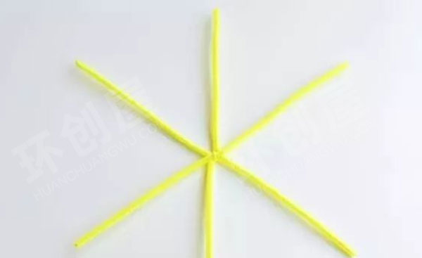 幼儿园美工区毛根编扎水仙花环创图片