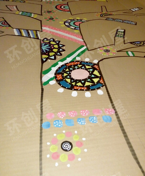 幼儿园美工区废旧纸壳彩绘树环创图片