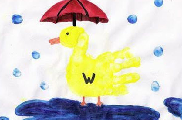 幼儿园美工区手印变变变环创图片