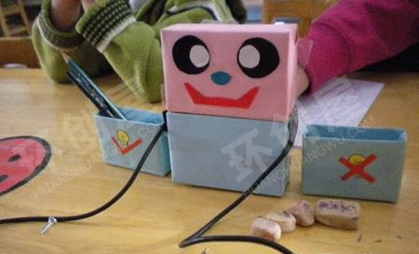 幼儿园科学区谁能让灯泡亮起来环创图片