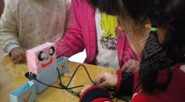 幼儿园科学区谁能让灯泡亮起来环创图片