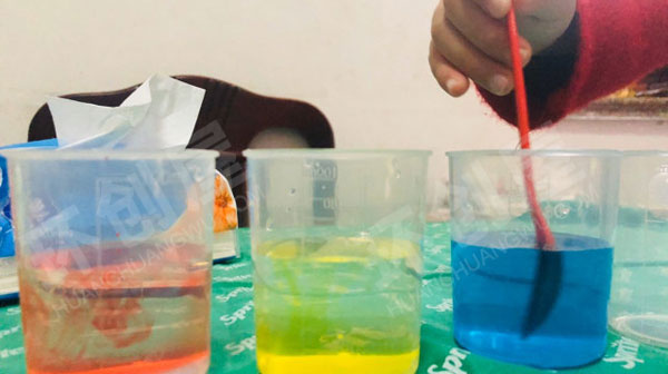 幼儿园科学区科学小课堂色彩接力环创图片