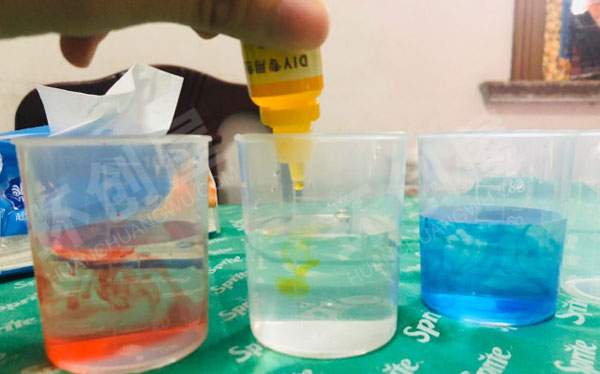 幼儿园科学区科学小课堂色彩接力环创图片