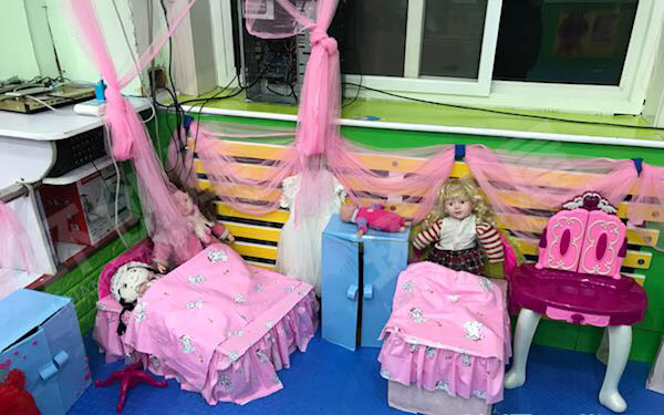 幼儿园温馨可爱粉嘟嘟娃娃家环创图片