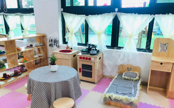 幼儿园黑白格子风格娃娃家环创图片