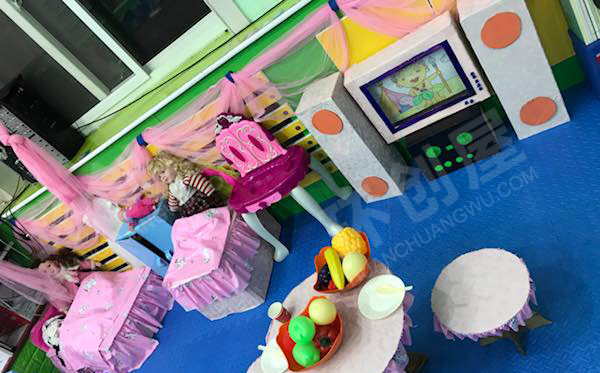 幼儿园温馨可爱粉嘟嘟娃娃家环创图片