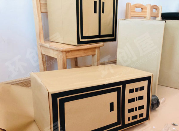 幼儿园娃娃家废物利用纸箱柜子环创图片