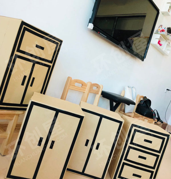 幼儿园娃娃家废物利用纸箱柜子环创图片