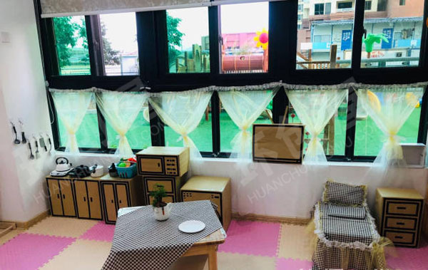 幼儿园黑白格子风格娃娃家环创图片