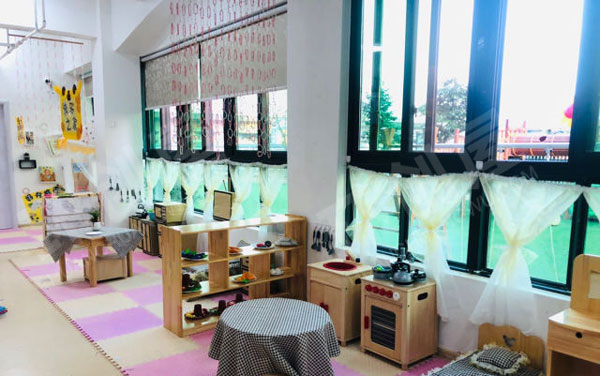 幼儿园黑白格子风格娃娃家环创图片