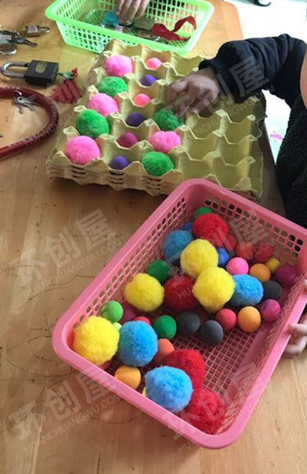 幼儿园益智区彩色毛球找家环创图片