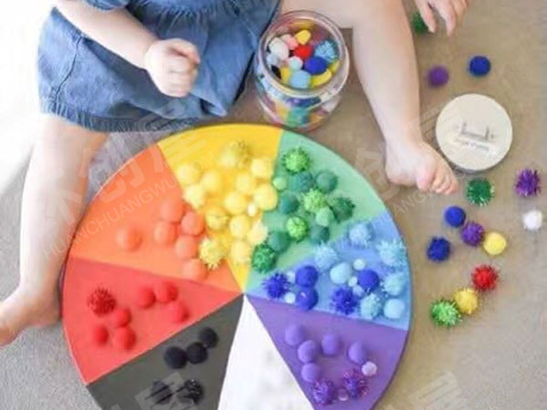 幼儿园益智区认识颜色的游戏环创图片