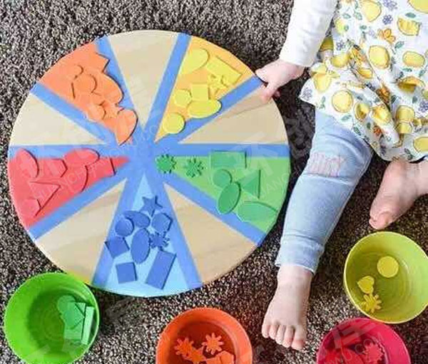 幼儿园益智区认识颜色的游戏环创图片