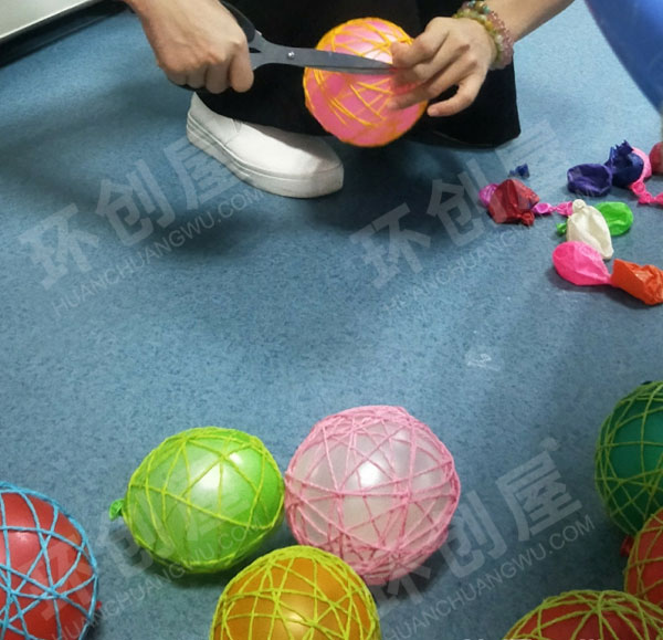 幼儿园彩色手工纸球吊饰环创图片