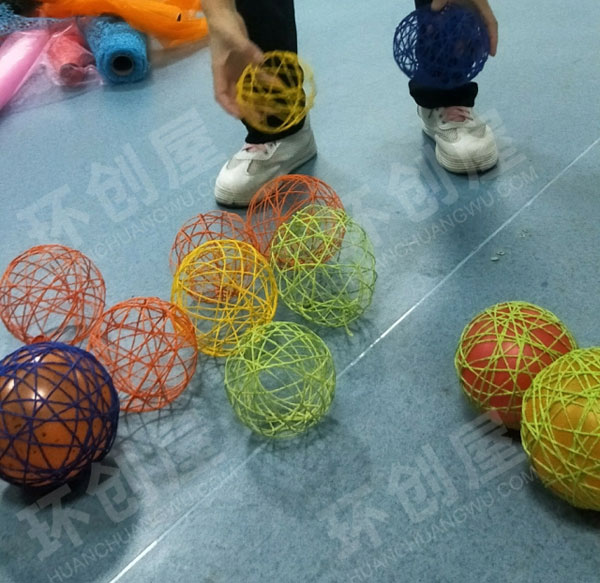 幼儿园彩色手工纸球吊饰环创图片