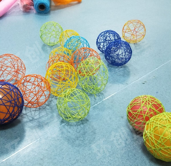 幼儿园彩色手工纸球吊饰环创图片