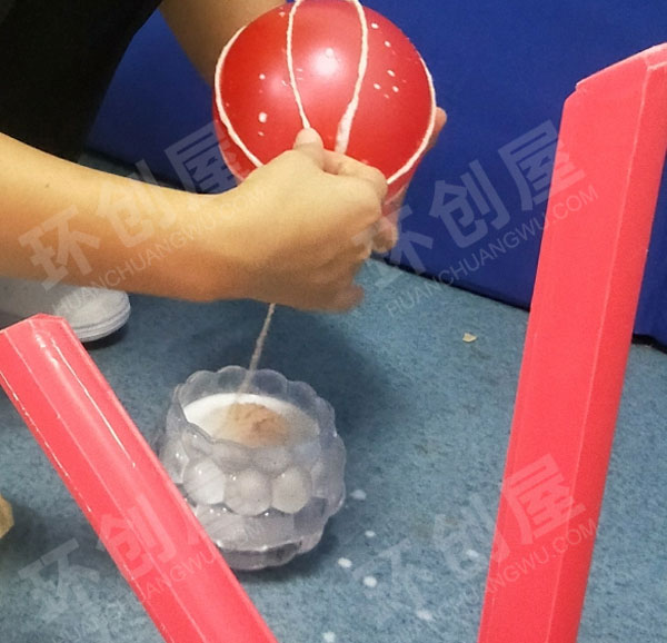 幼儿园彩色手工纸球吊饰环创图片