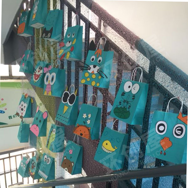 幼儿园作品展示废物利用纸袋卡通画环创图片
