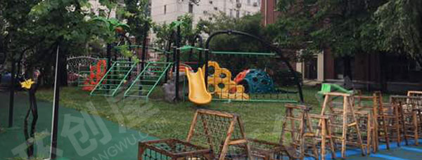 幼儿园户外各种大型游戏设备环创图片