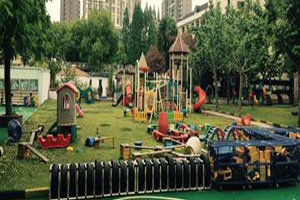 幼儿园户外各种大型游戏设备环创图片3张
