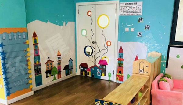 幼儿园建构区背景墙彩色城堡环创图片