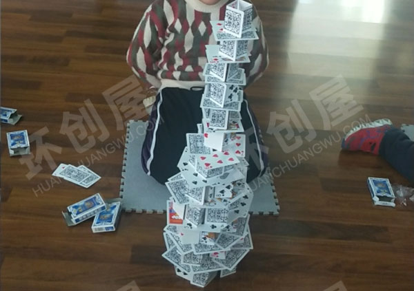 幼儿园扑克牌创意搭建环创图片