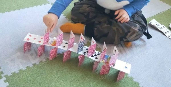 幼儿园扑克牌创意搭建环创图片