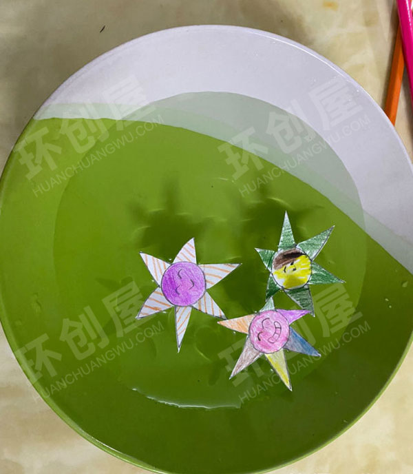 幼儿园科学区水上开花环创图片