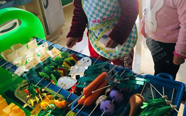 幼儿园角色游戏小黄人美食一条街环创图片