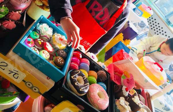 幼儿园角色游戏小黄人美食一条街环创图片