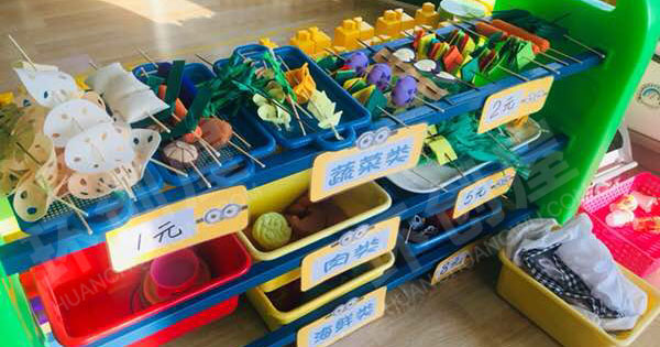 幼儿园角色游戏小黄人美食一条街环创图片