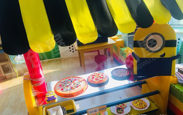 幼儿园角色游戏小黄人美食一条街环创图片