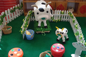 幼儿园角色游戏农家乐挤牛奶环创图片4张