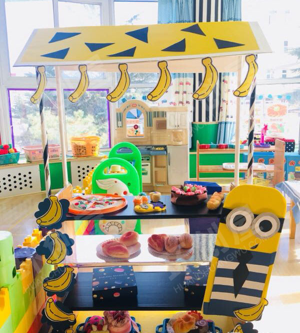 幼儿园角色游戏小黄人美食一条街环创图片
