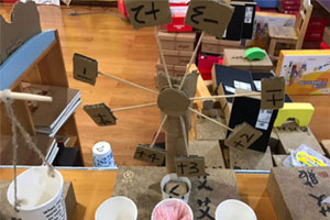 幼儿园益智区废物利用自制各种有趣玩具环创图片11张