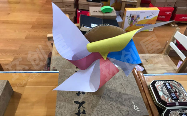 幼儿园益智区废物利用自制各种有趣玩具环创图片