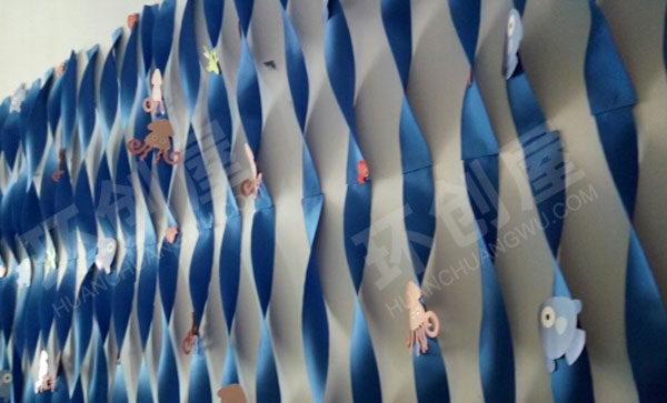 幼儿园墙面布置蓝色丝带海底世界环创图片