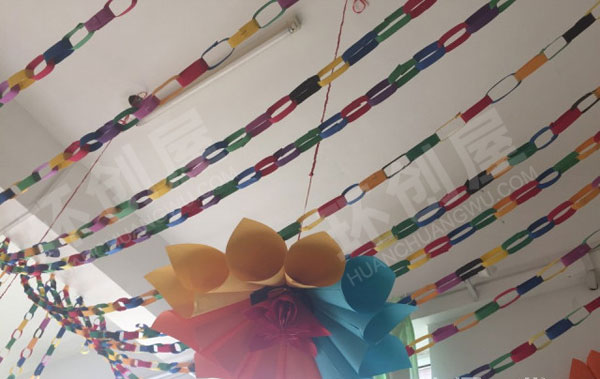 幼儿园新年花样折纸吊饰环创图片