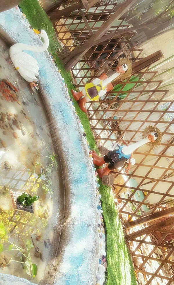 幼儿园户外卡通小水池环创图片