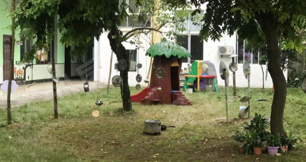 幼儿园户外废物利用锅碗瓢盆音乐架环创图片