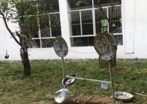 幼儿园户外废物利用锅碗瓢盆音乐架环创图片