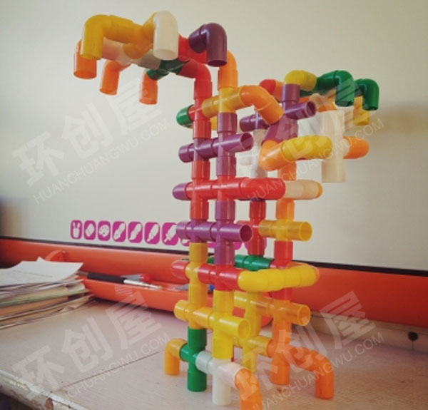 幼儿园建构区小水管拼搭环创图片