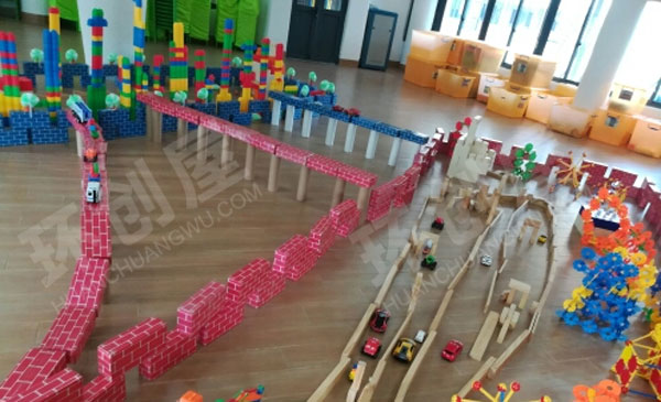 幼儿园建构区废物利用纸箱雪花片围城环创图片
