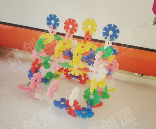 幼儿园建构区雪花片拼搭环创图片