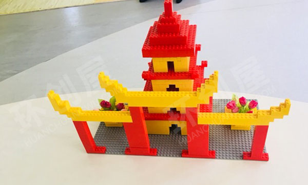 幼儿园建构区乐高老房子环创图片