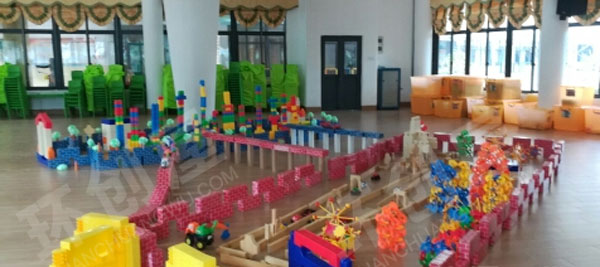 幼儿园建构区废物利用纸箱雪花片围城环创图片