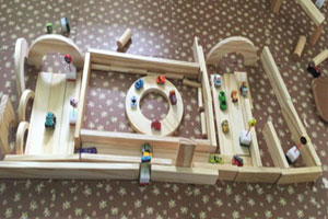 幼儿园建构区热闹的马路小汽车环创图片