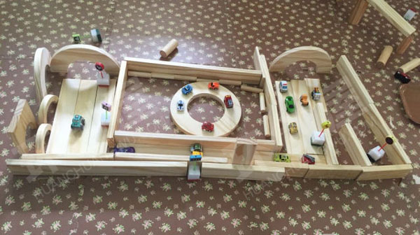 幼儿园建构区热闹的马路小汽车环创图片